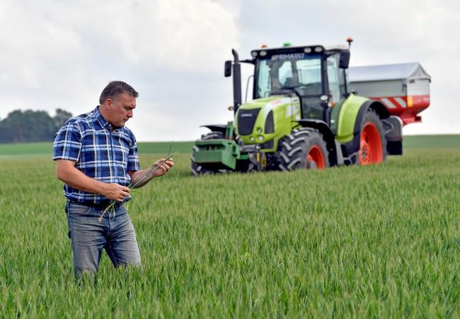 Agriculteur dans un champ