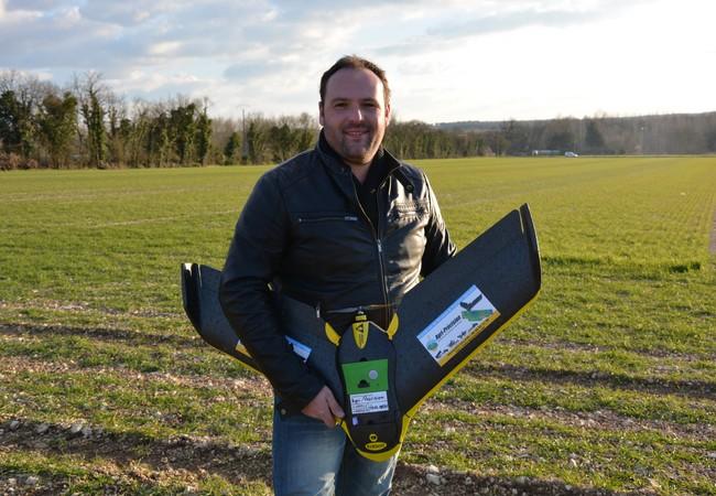 Agriculteur tenant un drone