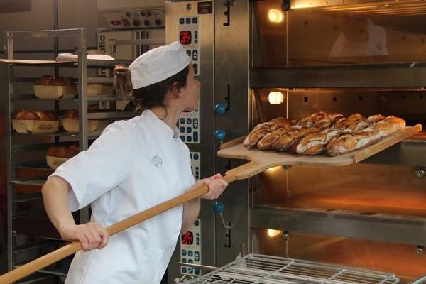 Boulangère sortant des baguettes