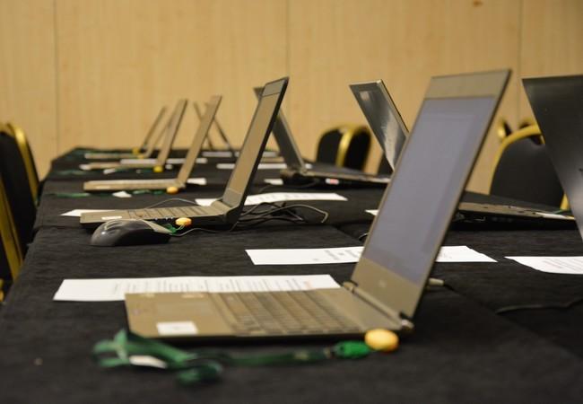Des ordinateurs poses sur une table
