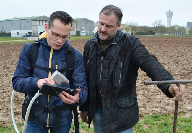 Discussion entre un agriculteur et un technicien