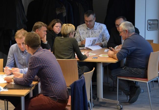 Discussion groupe de stagiaires assis autour d'une table