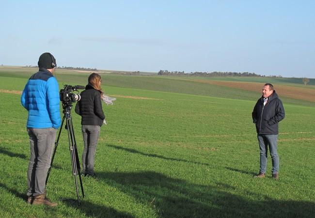 Interview au champ un agriculteur avec un journaliste Interview au champ un agriculteur avec un journaliste