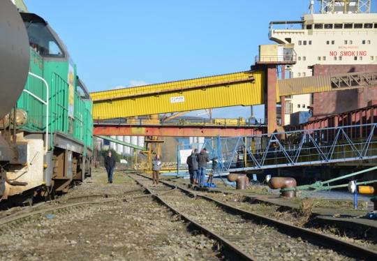 un_train_de_marchandise_roule_entre_les_silos_et_le_cargo